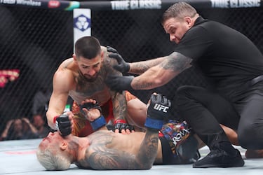 Ilia Topuria es separado de Oliveira por el árbitro dándole al hispanogeorgiano la victoria por KO