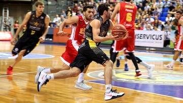 Ferran Bassas supera a Facundo Campazzo.