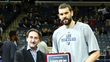 Marc Gasol recibe el premio a Jugador Europeo de 'La Gazzetta dell Sport' de manos del Massimo Lopes Pegna antes del partido contra los Jazz.