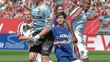 <b>SEGUROS. </b>Pato y Belenguer frenan una ocasión del Nuremberg.