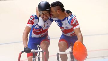 Pe&ntilde;aloza y Cabrera celebran oro. 