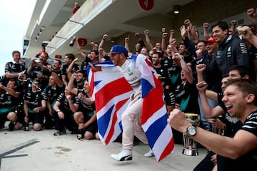 El piloto de Mecedes Lewis Hamilton sumó su tercer título mundial cuatro carreras antes de que acabase el campeonato. Lo logró en el Gran Premio de Austin gracias a un error de Rosberg, rival para el Mundial. Con el Mundial ya en el bolsillo luchó por la victoria en las siguientes carreras. 