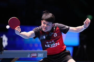 Macao (China) volvi¨® la ser sede de la Copa del Mundo individual de tenis de mesa, tanto en categor¨ªa masculina
como femenina. Del 14 al 20 de abril los mejores especialistas se dieron cita en el Galaxy Arena. En la imagen, el chino Kao Cheng-Jui pone cara de pocos amigos durante su partido de la fase de grupos contra el neozeland¨¦s Alfred Dela Pena.