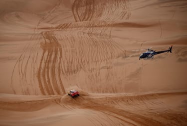 El piloto francés de Brx, Sebastien Loeb, y el copiloto belga, Fabian Lurquin durante la etapa de hoy. 