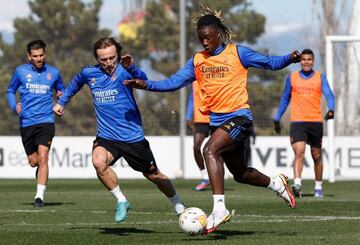 Camavinga y Modric pugnan por el balón durante el último entrenamiento del Madrid.