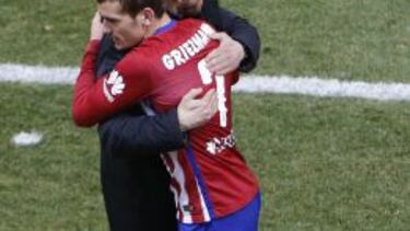 Simeone abraza a Griezmann tras su salida del campo.