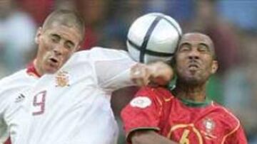 <b>SIN CONCESIONES.</b> Fernando Torres y Costinha saltan por un balón en el intenso duelo de la última jornada del Grupo A entre España y Portugal en el estadio José Alvalade de Lisboa.