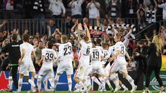 Los jugadores del Eintracht celebran el triunfo con sus seguidores en el Camp Nou.