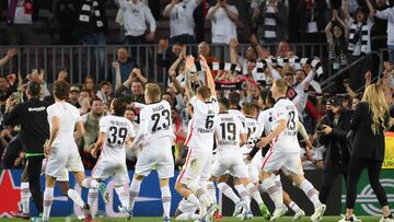 Los jugadores del Eintracht celebran el triunfo con sus seguidores en el Camp Nou.