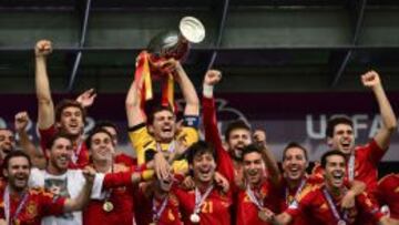 Casillas levanta el trofeo en la Eurocopa 2012. 