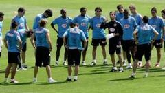 Bronca entre Quique y Forlán delante de la plantilla