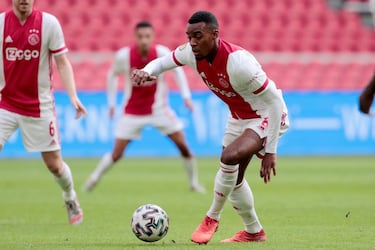La joya de la corona de la cantera del Ajax. A sus 18 años, está en la temporada de su consolidación ya como jugador importante en el centro del campo de los de Amsterdam. Debutó en la Eredivisie con 16 años. Predestinado a ser de los talentos que den mucho que hablar en el futuro. Diferente.