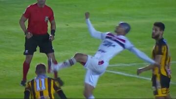 El gol en Brasil que da la vuelta al mundo: ¡chilena desde fuera del área!