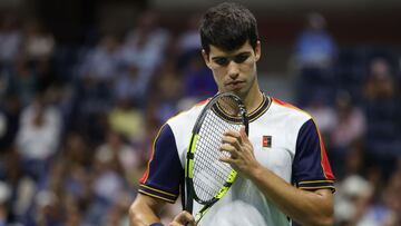 El tenista espa&ntilde;ol Carlos Alcaraz reacciona durante su partido ante Felix Auger-Aliassime en los cuartos de final del US Open 2021 en el USTA Billie Jean King National Tennis Center de Nueva York.