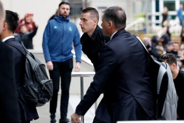 Andrey Lunin llegando al hotel. 
 