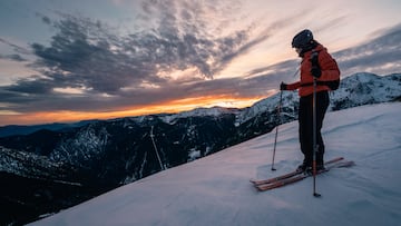 Esquí de montaña en Pal Arinsal, con la puesta de sol al fondo