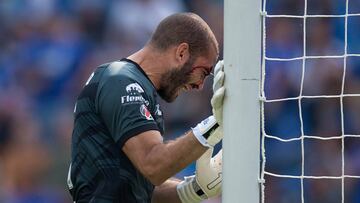 Lucero &Aacute;lvarez golpe&oacute; el poste despu&eacute;s de salir lesionado ante Cruz Azul en la jornada 14 del Clausura 2018. 