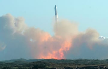 El cohete Starship de SpaceX se ve en la imagen despus de su lanzamiento desde South Padre Island, cerca de Brownsville, Texas.