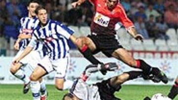 <B>NO MARCÓ</B>. César sale a los pies de Milosevic, que buscó el gol, pero no acertó. El tanto españolista lo logró Posse, pero no valió de nada.