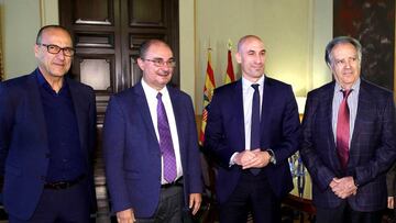 Felipe Faci, consejero de Educaci&oacute;n, Cultura y Deportes, Javier Lamb&aacute;n, presidente de Arag&oacute;n, Luis Rubiales, presidente de la Federaci&oacute;n Espa&ntilde;ola de F&uacute;tbol, y &Oacute;scar Fle, presidente de la Federaci&oacute;n A