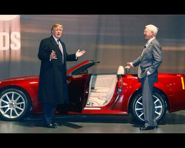 El candidato a la presidencia de Estados Unidos, en la presentación del Cadillac XLR en 2006.