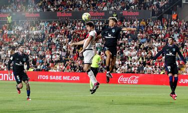 Duelo aéreo por la pelota en los primeros minutos de juego.