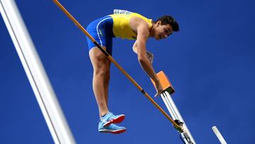 El sueco Armand Duplantis compite durante la final de salto de pértiga de los Europeos de Atletismo de Berlín.