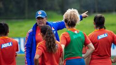 Abad&iacute;a dirigiendo a sus jugadoras de la Selecci&oacute;n