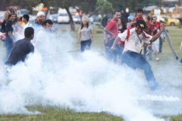 Los pueblos nativos de diferentes tribus de Brasil protestaron contra la política indígena del gobierno y de los costes de la Copa del Mundo de 2014. Los cuerpos de seguridad lanzaron gases lacrimógenos para evitar que los manifestantes se acercaran al estadio Mane Garrincha de Brasilia donde se exhibía la Copa del Mundo. 