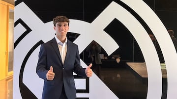 Gabriel Castrelo firma por el Real Madrid.