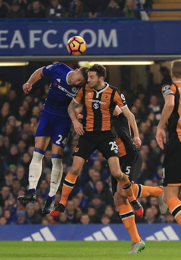 El joven centrocampista del Hull City se retira definitivamente de los terrenos de juego tras el cabezazo fortuito con Cahill ante el Chelsea en 2017 que le provocó una lesión de gravedad en el cráneo.