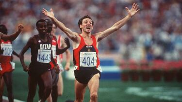 Fermín Cacho celebra su oro en los 1.500 metros de Barcelona 1992.