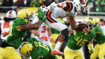 As&iacute; se las gast&oacute; el quarterback de Oregon State, Seth Collins, en el partido contra su rival estatal, los Oregon Ducks.