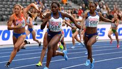 Bianca Williams pasa el relevo a Daryll Neita durante la prueba del relevo 4x100 femenino en los Europeos de Atletismo de 2018 de Berl&iacute;n.