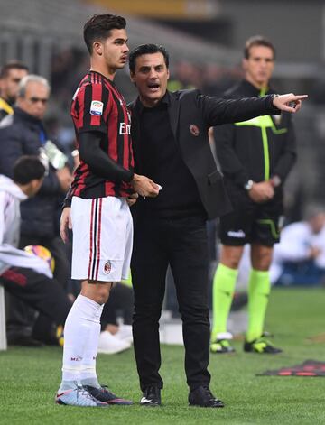 Soccer Football - Serie A - AC Milan v Juventus - San Siro, Milan, Italy - October 28, 2017 AC Milan coach Vincenzo Montella speaks with Andre Silva before he comes on as a substitute for Hakan Calhanoglu.