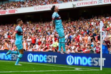 Mauro Zárate celebra el segundo gol de West Ham sobre Arsenal.