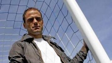 <b>EN EL PALO MALDITO. </b>Javier Farinós posa para AS en el palo de la portería del Fondo Norte.