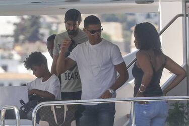 Ronaldo and Messi could join Neymar at PSG - says Brazil star's agent