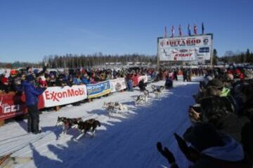 Después del acto ceremonial, ayer comenzó la primera etapa de la carrera de trineos con perros en Willow, Alaska. El viaje será de un total de 1.609 kilómetros.