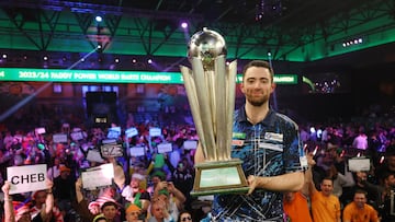 El jugador de dardos inglés Luke Humphries posa con el Trofeo Sid Waddell como campeón del Mundial de Dardos tras ganar a Luke Littler en la final.