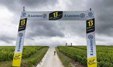 El tramo 13 de tierra de la novena etapa del Tour, con AS presente. 