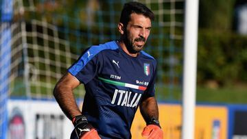 Gianluigi Buffon entrenando con Italia.
