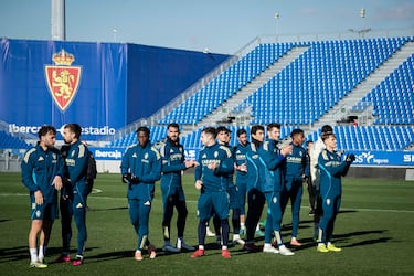 Los jugadores del Real Zaragoza agradecen el apoyo de la afición.