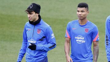 João Félix y Reinildo, en un entrenamiento del Atlético.