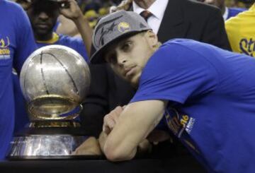 Stephen Curry posa con el trofeo de campeón de la Conferencia Oeste.