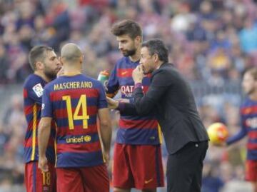Luis Enrique dando órdenes a Jordi Alba, Piqué y Mascherano.