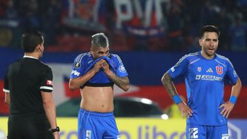Futbol, Universidad de Chile vs Estudiantes de la Plata.
Fase de grupos, Copa Libertadores 2025.
Los jugadores de Universidad de Chile lamentan la derrota durante el partido de copa libertadores por el grupo A contra Estudiantes de la Plata disputado en el estadio Nacional en Santiago, Chile.
07/05/2025
Jonnathan Oyarzun/Photosport
Football, Universidad de Chile vs Estudiantes de la Plata.
Group stage, Copa Libertadores 2025.
Universidad de Chile’s players reacts after loosing during the copa libertadores match for group A against Estudiantes de la Plata at the Nacional stadium in Santiago, Chile.
07/05/2025
Jonnathan Oyarzun/Photosport