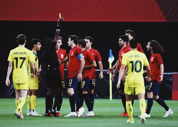 Amarilla para Óscar Gil por una obstrucción sin balón.