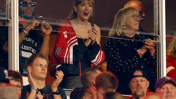 KANSAS CITY, MISSOURI - OCTOBER 12: Taylor Swift and Donna Kelce cheer before the game between the Kansas City Chiefs and the Denver Broncos at GEHA Field at Arrowhead Stadium on October 12, 2023 in Kansas City, Missouri.   David Eulitt/Getty Images/AFP (Photo by David Eulitt / GETTY IMAGES NORTH AMERICA / Getty Images via AFP)