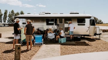 El 11 veces campeón del mundo se ha ganado a pulso su título de leyenda del surfing mundial gracias victorias y rivalidades en el CT que pasarán a la historia. Es el promotor del Surf Ranch, una instalación que ha levantado en Leemore (California, Estados Unidos) y en la que tiene una caravana que hace las funciones de morada cuando Kelly pasa por allí. Esta espectacular Airstream tiene un coste superior a los 100.000€ y cuenta con todas las comodidades que puedas imaginarte...